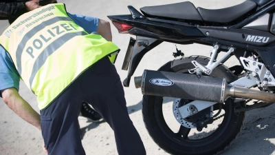 Schluss mit „Brumm Brumm“: Auch mit einer erlaubten Auspuffanlage könnnen Biker unnötigen Lärm erzeugen. (Foto: Frank Rumpenhorst/dpa/dpa-tmn)