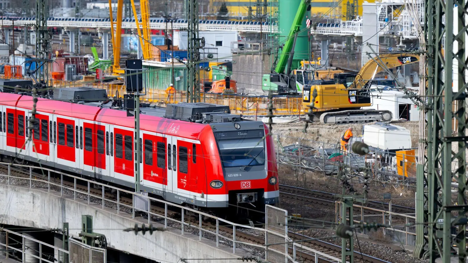 Wer am Wochenende in die Münchner Innenstadt will, muss an der Stammstrecke länger auf die nächste S-Bahn warten. (Archivbild) (Foto: Sven Hoppe/dpa)