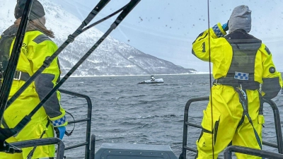 Einsatzkräfte suchen nach Überlebenden nach einer Schneelawine auf der Insel Reinøya. (Foto: Redningsselskapet/ Bergesen Dy/NTB/dpa)