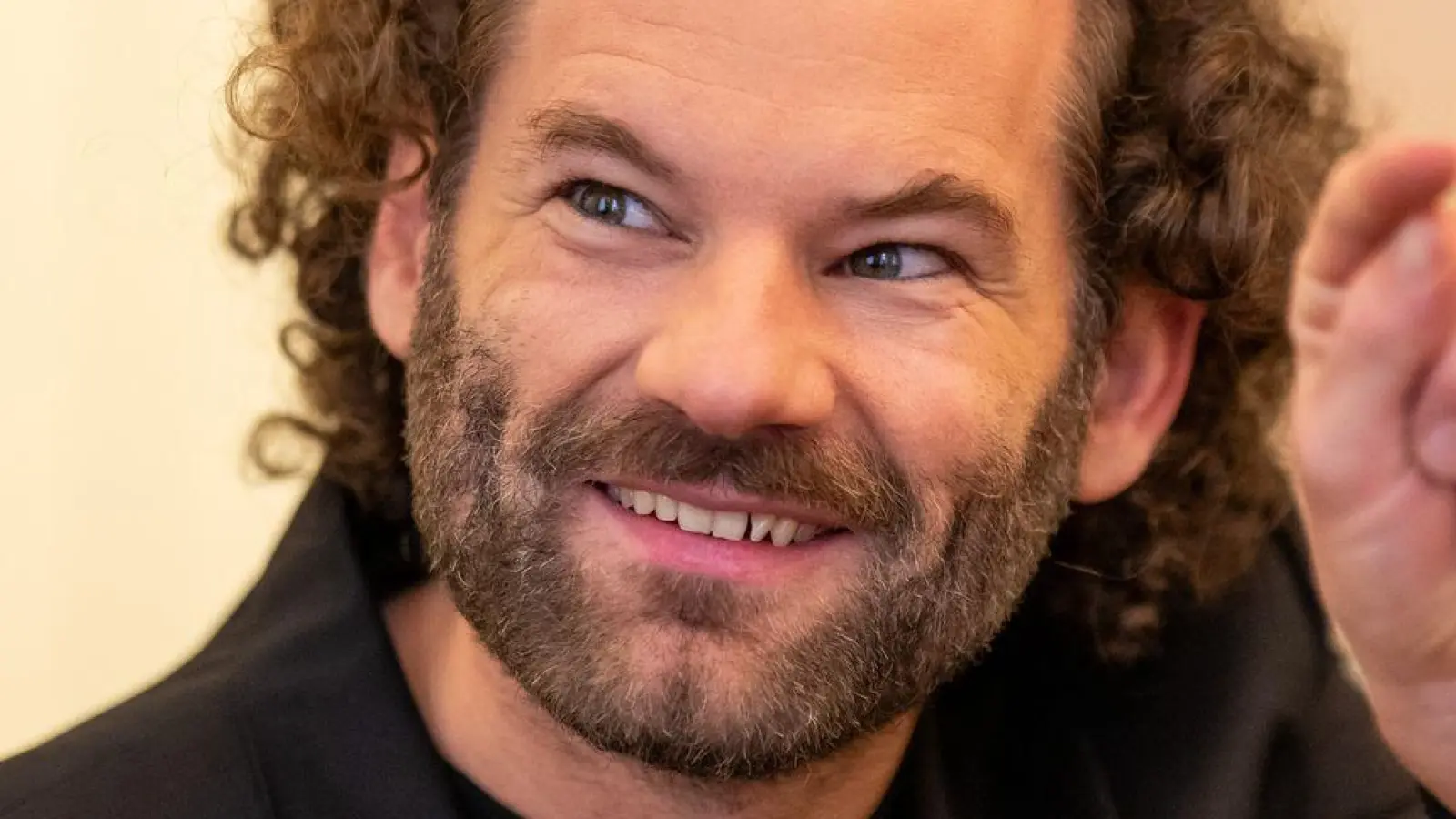 Für eine NDR-Satiresendung wollte Maxi Schafroth eine US-Flagge auf Grönland hissen, was dort auf wenig Begeisterung stieß. (Archivbild) (Foto: Lennart Preiss/dpa)