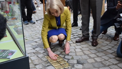 Sichtlich ergriffen berührte die US-Botschafterin Dr. Amy Gutmann den Stolperstein für ihren Vater Kurt Gutmann, der bis 1934 in Feuchtwangen lebte. (Foto: Philipp Zimmermann)