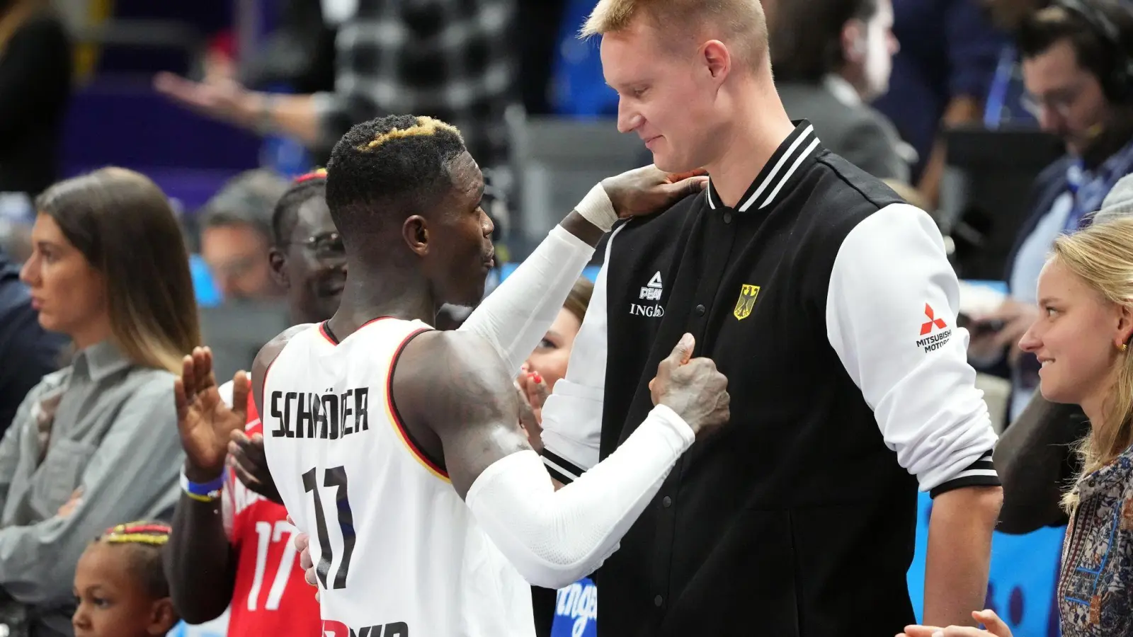 Dennis Schröder (l) und Robin Benzing, Basketballer und früherer Kapitän der Nationalmannschaft. (Foto: Soeren Stache/dpa)