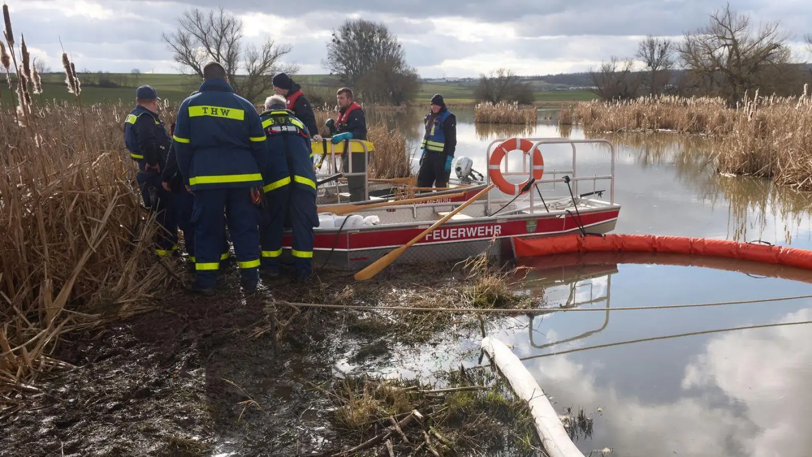 Bei Unfällen gelangen immer wieder Schadstoffe ins Wasser. (Symbolbild) (Foto: Thomas Frey/dpa)