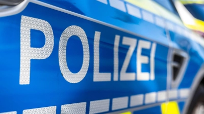 Ein Mann hat bei Schießübungen mit einem Luftgewehr die Fensterscheibe seines Nachbarn beschädigt. (Symbolbild) (Foto: David Inderlied/dpa)
