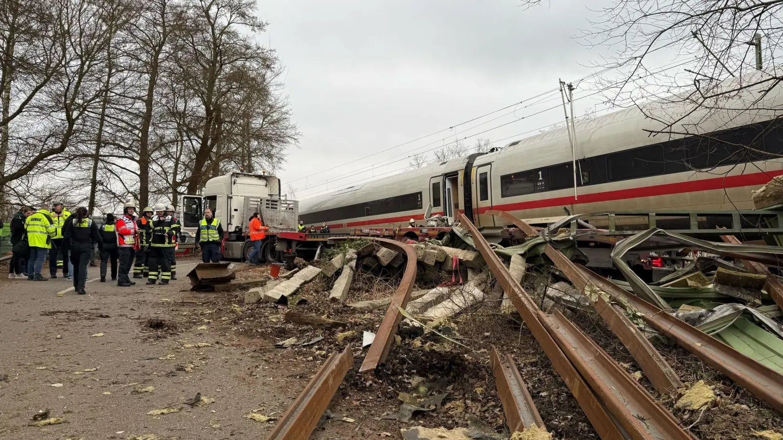 Auf der Bahnstrecke Hamburg-Harburg - Buchholz sind am Nachmittag ein ICE der Deutschen Bahn und ein Sattelzug zusammengestoßen (Foto: Daniel Bockwoldt/dpa)