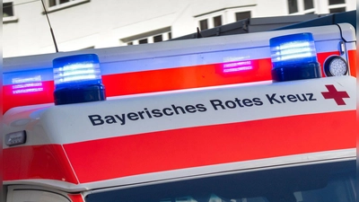Ein Krankenwagen brachte den verletzten Radler ins Krankenhaus. (Symbolbild) (Foto: Peter Kneffel/dpa)
