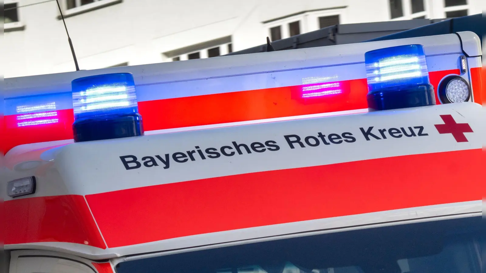 Ein Krankenwagen brachte den verletzten Radler ins Krankenhaus. (Symbolbild) (Foto: Peter Kneffel/dpa)
