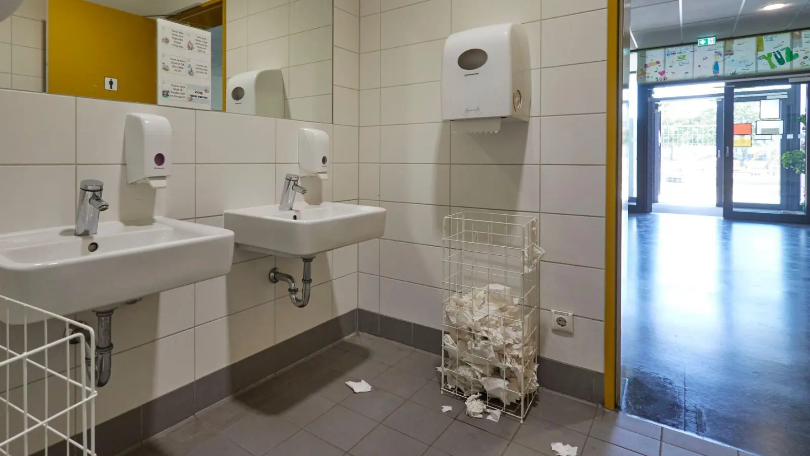 In vielen Schulen sind die Toiletten verschmutzt, beschädigt und unhygienisch - was viele Kinder davon abhält, sie zu benutzen. (Foto: Jörg Carstensen/dpa)