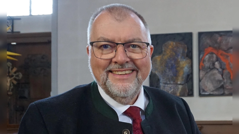Der Verein Mundart in der Kirche rund um den Vorsitzenden, Pfarrer Claus Ebeling, hat ein fränkisches Gebetbuch herausgegeben. (Archivbild: Andrea Walke)