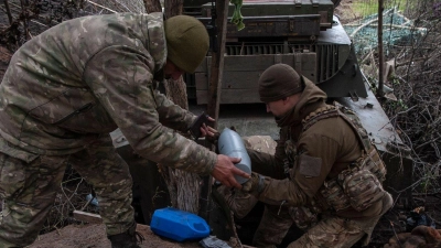 Ukrainische Soldaten bereiten Haubitzengranaten in vor. Die EU hat rund 1,4 Milliarden Euro für Militärhilfen für die Ukraine auf den Weg gebracht. (Foto: Iryna Rybakova/AP/dpa)