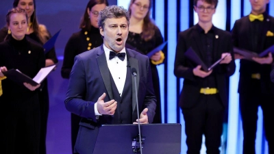 Jonas Kaufmann (l) wird bei der Gedenkfeier für Franz Beckenbauer für weitere ergreifende Momente sorgen. (Foto: Christian Charisius/dpa/Archivbild)