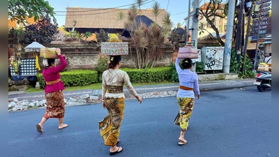 Sarongs und bunte Körbe gehören auf Bali zu „Galungan“ dazu. (Foto: Carola Frentzen/dpa)