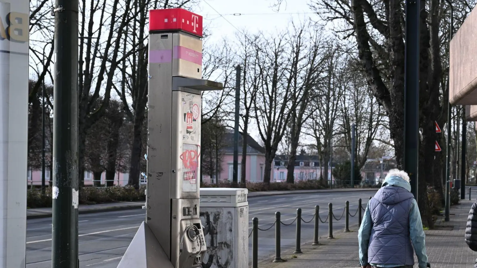 Eine schrottreife Telefonstele beim Schloss Benrath. (Foto: Wolf von Dewitz/dpa)