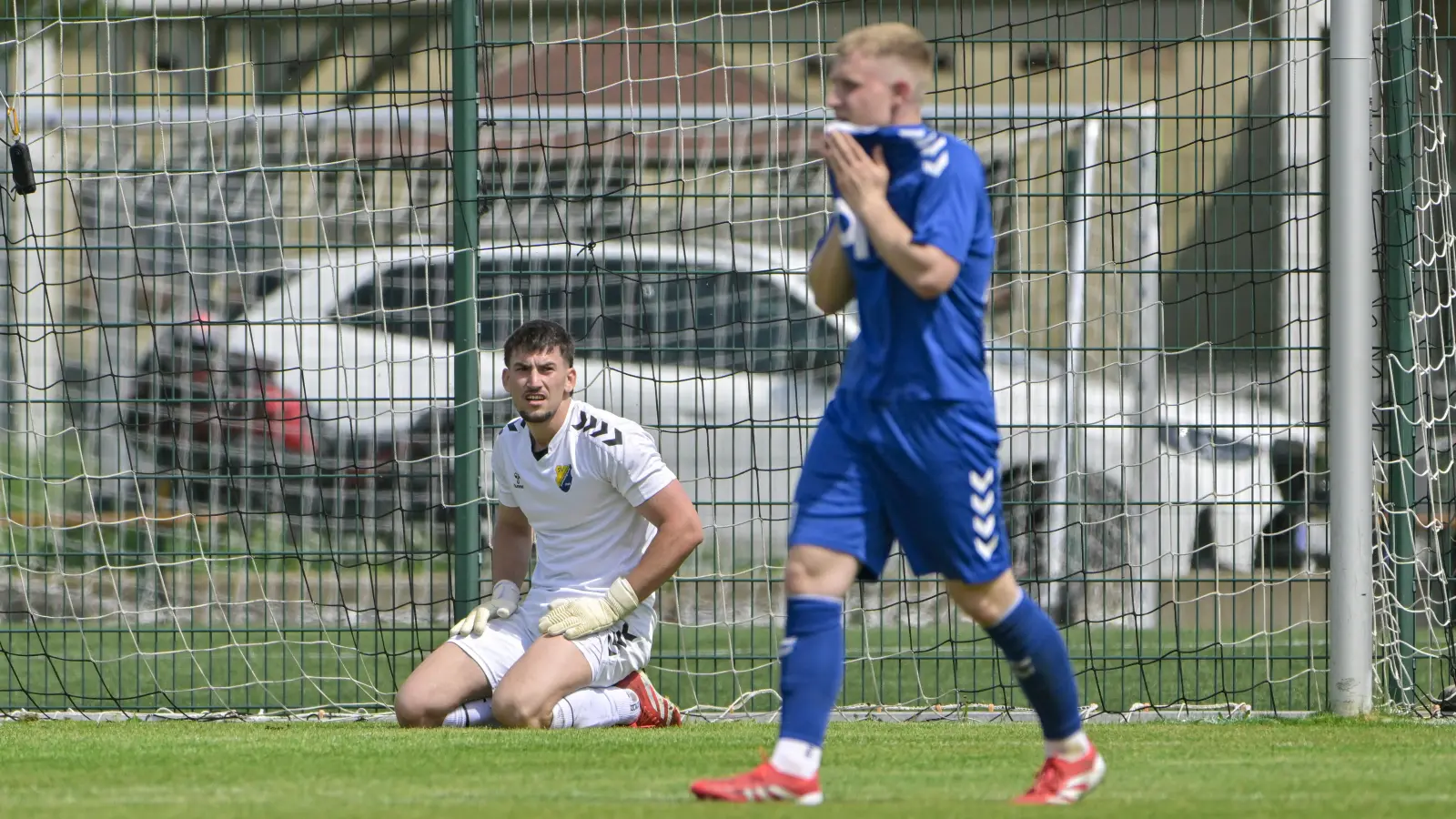 Nix war es mit dem direkten Klassenerhalt für Steinachgrund in Burgebrach: Torwart Nicolas Hurler und Mittelfeldmann Manuel Heinlein (rechts, hier bei einem anderen Spiel). (Foto: Martin Rügner)