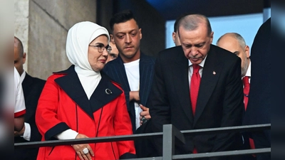 Mesut Özil (M) steht hinter Recep Tayyip Erdogan (r), Präsident der Türkei, und seiner Frau Emine Erdogan (l). (Foto: Sebastian Christoph Gollnow/dpa)