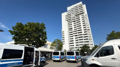Seit dem Morgen führt die Polizei einen Großeinsatz in einem Hochhaus im Kieler Stadtteil Mettenhof durch, aus dem ein Pflasterstein auf einen Streifenwagen geworfen worden ist. (Foto: Bodo Marks/dpa)
