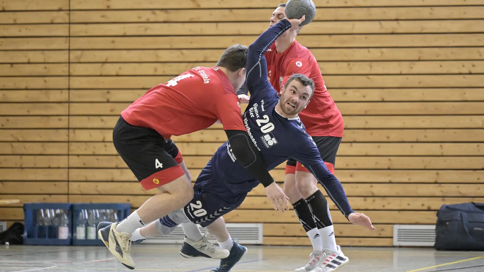 Benjamin Schmidt (mit Ball) war mit neun Treffern bester Werfer der Kernfranken gegen den MTV Stadeln (links Ingo Forstner). (Foto: Martin Rügner)