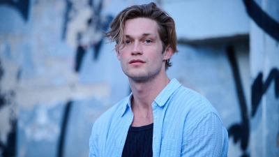 Verträumter und zugleich wachsamer Blick auf die Welt: Damian Hardung. (Foto: Annette Riedl/dpa)