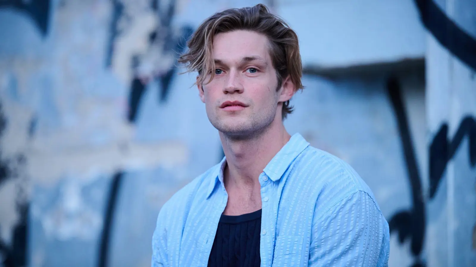 Verträumter und zugleich wachsamer Blick auf die Welt: Damian Hardung. (Foto: Annette Riedl/dpa)