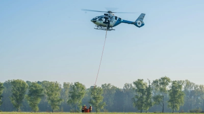 Beim Löschen eines Waldbrandes im Tennenloher Forst bei Erlangen sind nun auch Feuerwehrleute verletzt worden. (Archivbild)  (Foto: Ferdinand Merzbach/NEWS5/dpa)