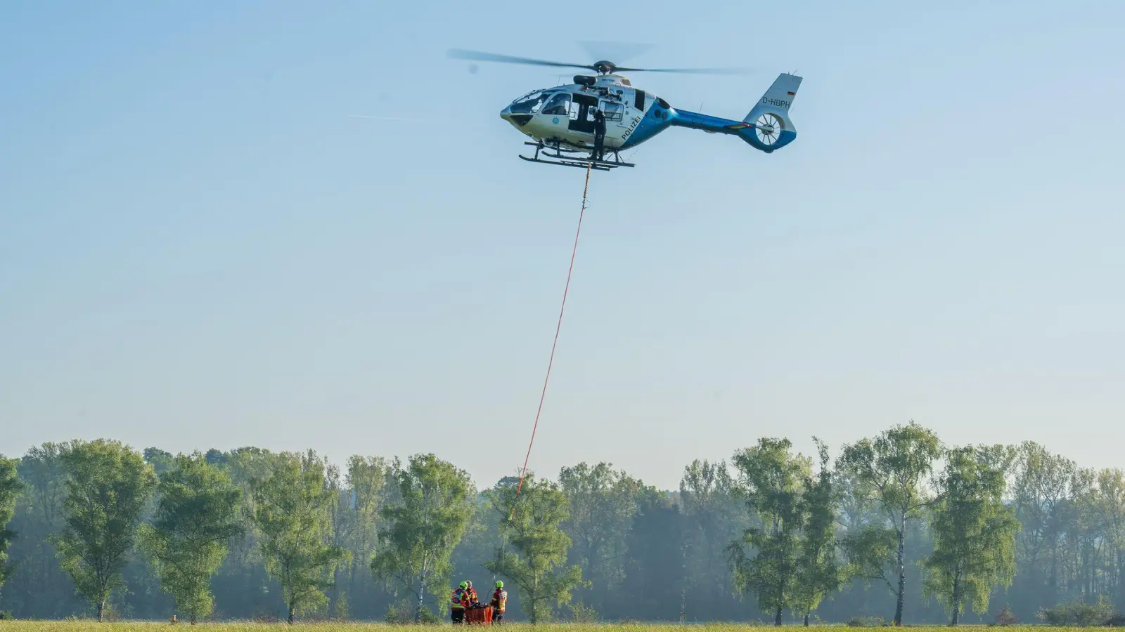 Beim Löschen eines Waldbrandes im Tennenloher Forst bei Erlangen sind nun auch Feuerwehrleute verletzt worden. (Archivbild)  (Foto: Ferdinand Merzbach/NEWS5/dpa)