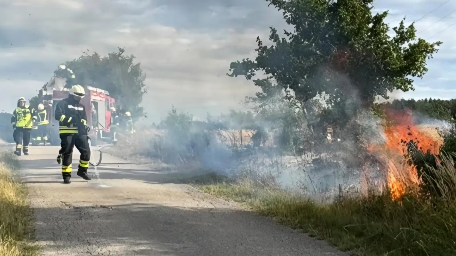 Ein Acker bei Einersdorf (Trautskirchen) fing am frühen Montagabend Feuer. (Foto: Kreisfeuerwehrverband NEA)