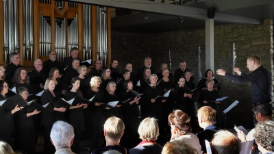 Julian Hauptmann und der Amadeus-Chor bei einem Konzert im Lehrberger Kornspeicher. (Archivbild: Thomas Wirth)