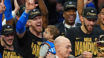 Isaiah Hartenstein feiert mit Sohn Eiljah auf dem Arm. (Foto: Julio Cortez/AP/dpa)