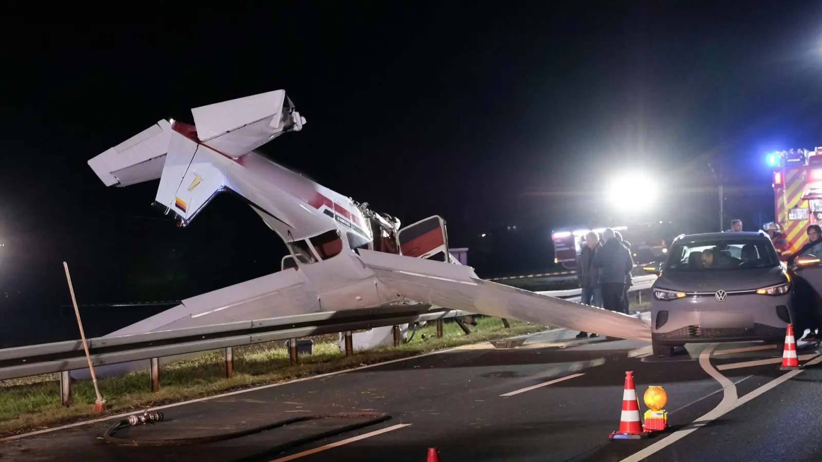 Der Pilot blieb bei dem Absturz unverletzt.  (Foto: Pascal Höfig/NEWS5/dpa)