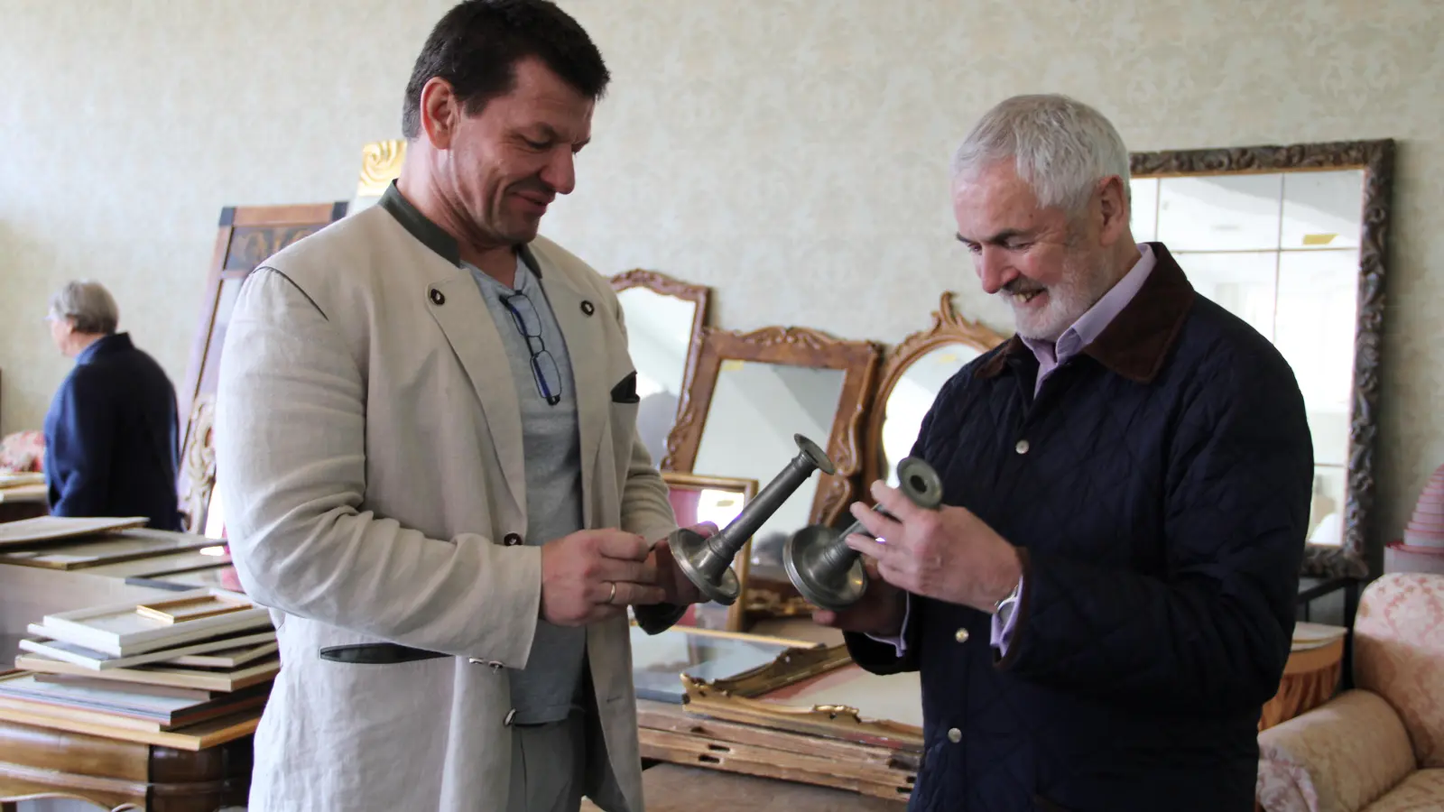 Albert Ströhlein (rechts) interessierte sich für zwei Kerzenständer. Neben ihm: Armin Reinhardt. (Foto: Pauline Held)