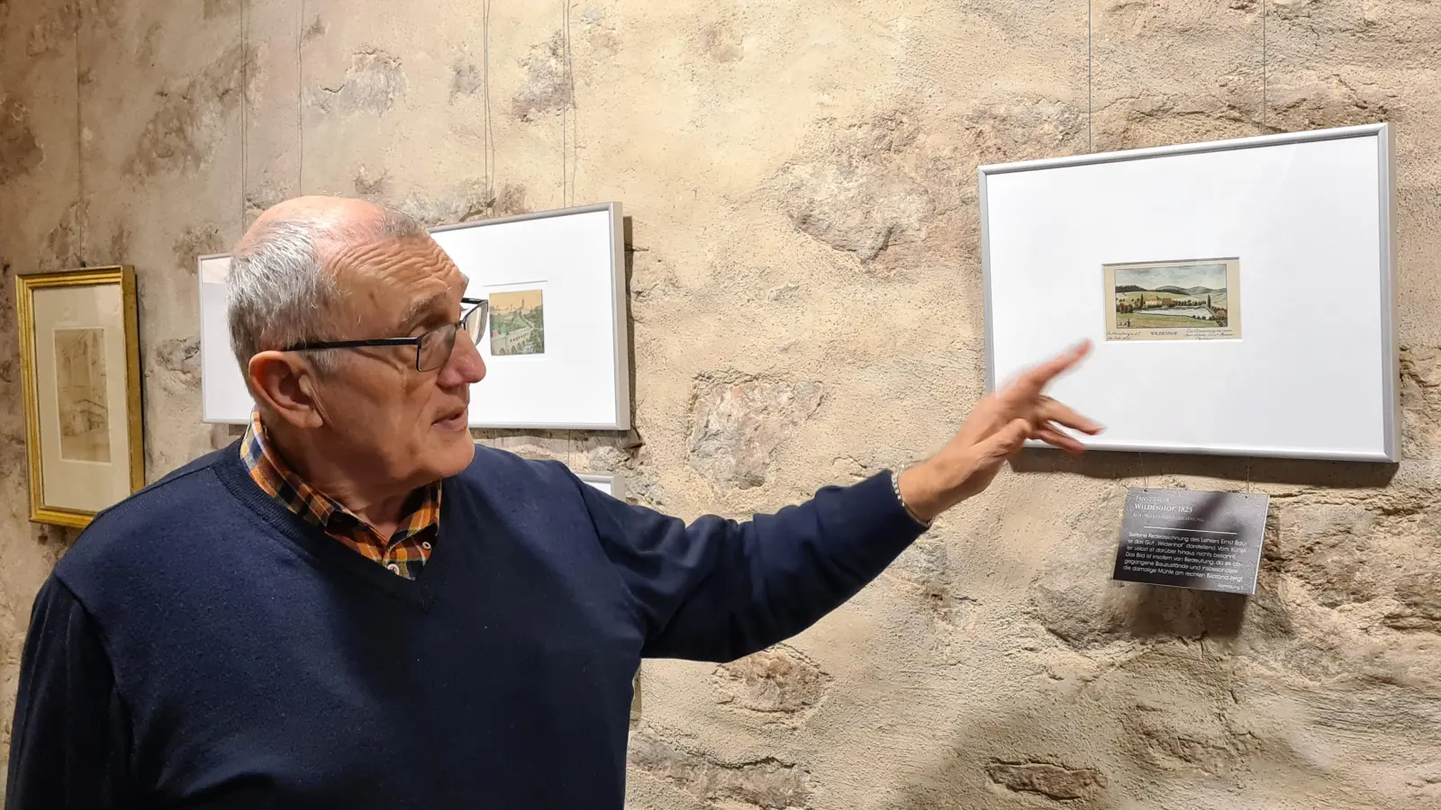 Viele der in der Johanniterscheune präsentierten Exponate haben eine besondere Geschichte. Dr. Karl-Heinz Schneider lüftete bei der Führung einige Geheimnisse. (Foto: Margit Schwandt)