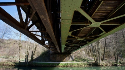 Wegen maroder Brücken im Pegnitztal bliebt die Bahnstrecke Hersbruck- Pegnitz länger gesperrt. (Archivbild) (Foto: picture alliance / dpa)