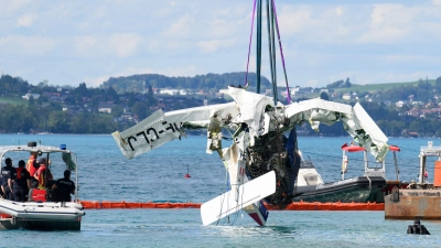 In einer herausfordenden Bergeaktion konnte das Wrack gehoben werden. (Foto: Fotokerschi/Werner Kerschbaummay/APA/dpa)