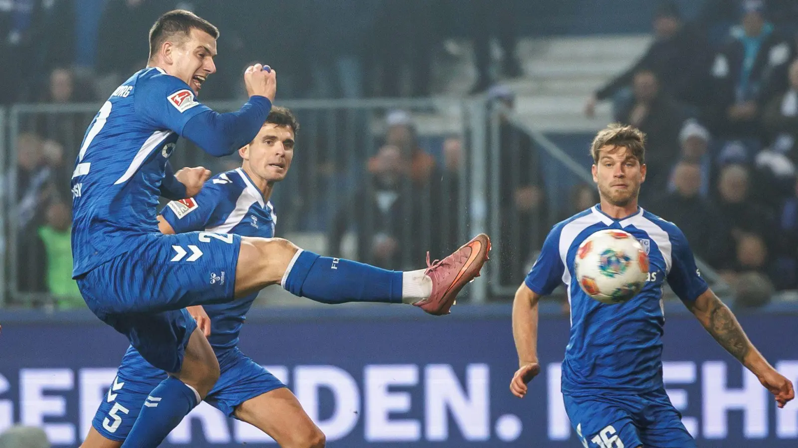 Mateusz Zukowski (l) trifft artistisch zum 1:0. (Foto: Andreas Gora/dpa)