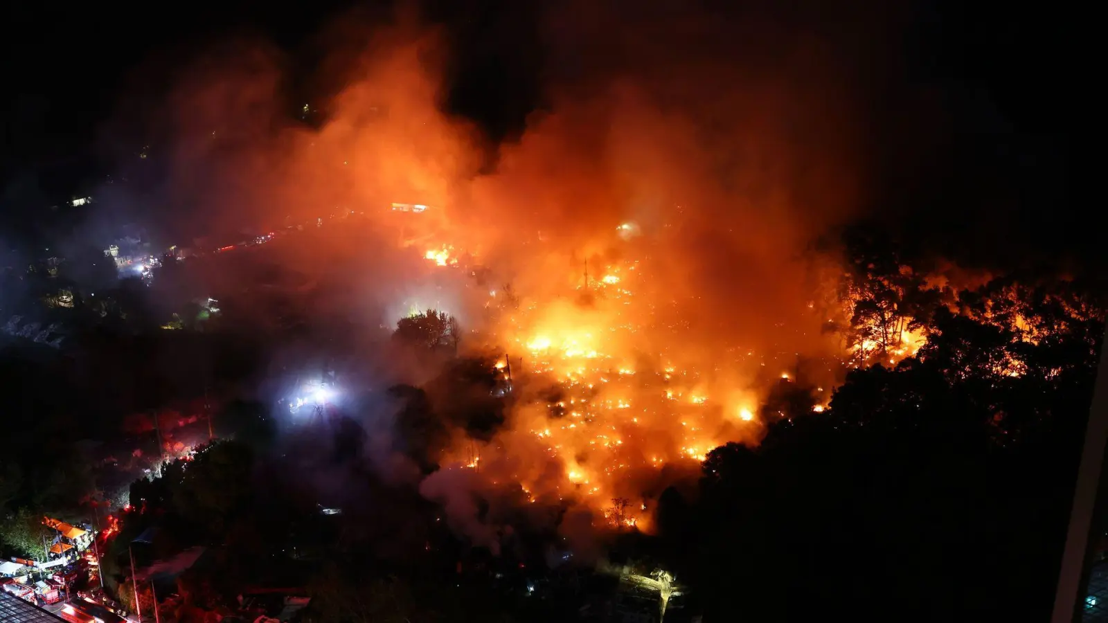 Ein Großbrand wütet im Dorf Guryong, einem der letzten Slums in Seoul. (Foto: Uncredited/NEWSIS via AP/dpa)