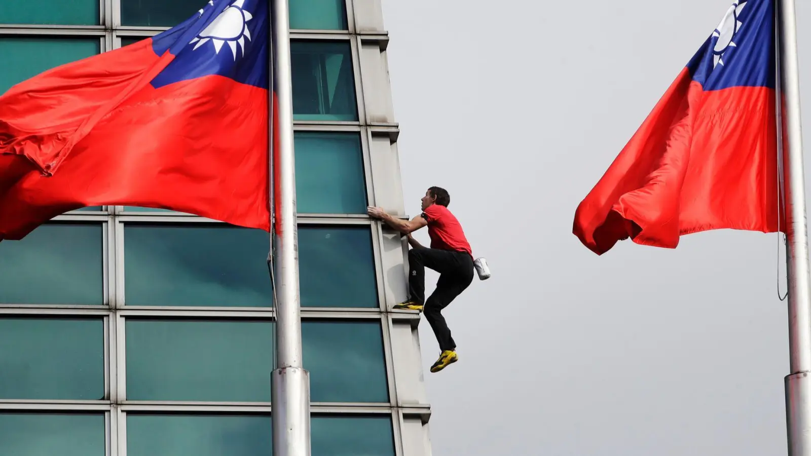 Der US-amerikanische Kletterer Alex Honnold klettert in Taipeh, Taiwan, auf den Wolkenkratzer Taipei 101. (Foto: ChiangYing-ying/AP/dpa)