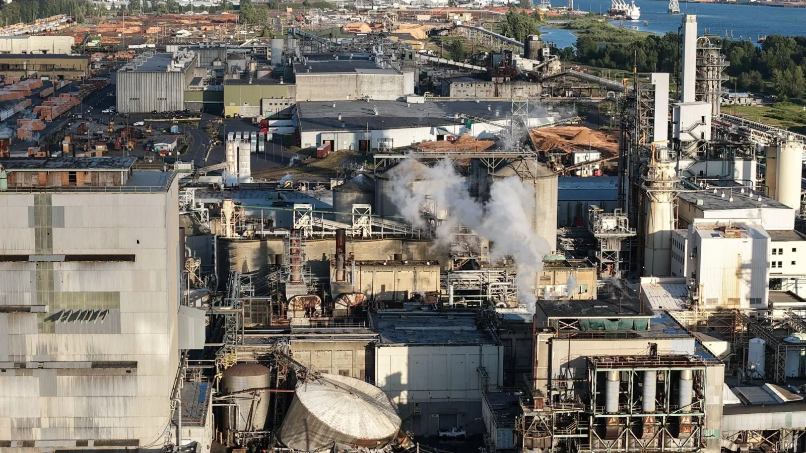 In einer Verpackungsfirma im US-Bundesstaat Washington ist ein Tank mit einer gefährlichen Flüssigkeit implodiert. (Foto: Karen Ducey/The Seattle Times/AP/dpa)
