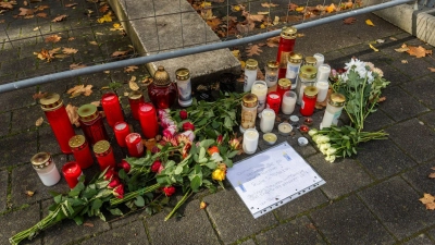 Blumen und Kerzen liegen vor der Schule in Offenburg, in der sich die Bluttat ereignete. Die Sonderkommission „Mühlbach“ ermittelt in dem Fall. (Foto: Philipp von Ditfurth/dpa)