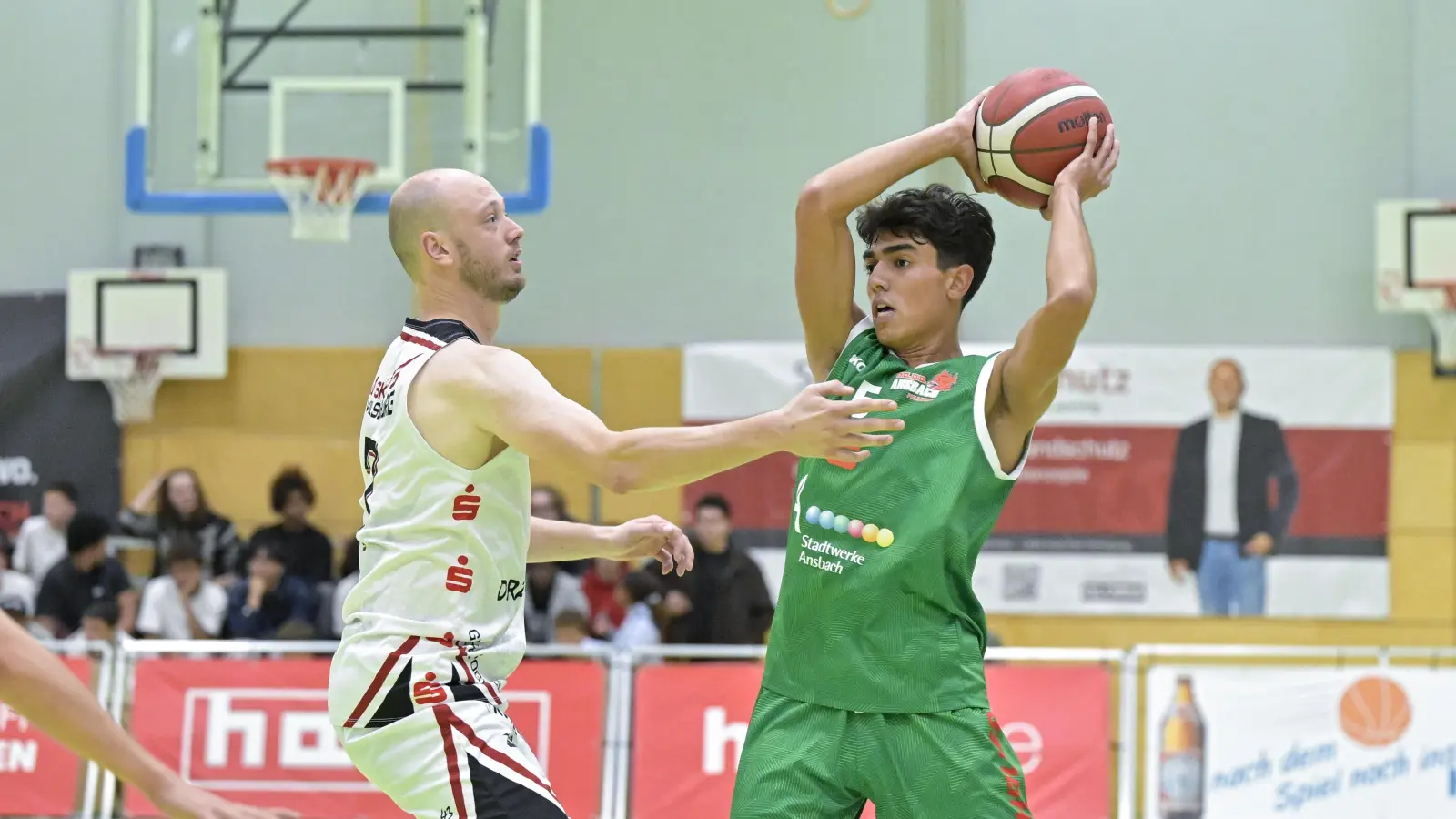 Narayan Laungani (rechts, gegen den Vilsbiburger Michael Theisinger) hielt die Gäste Ende der ersten Halbzeit mit neun Punkten im Spiel, verhindern konnte er die 73:82-Niederlage in Nördlingen nicht. (Foto: Martin Rügner)