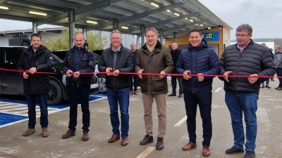 Bei der Eröffnung des Ladeparks für E-Autos in Schnelldorf (von links): Die Unternehmer Stefan Brand und Wolfgang Keidel, LAG-Vorsitzender Herbert Lindörfer, Landrat Dr. Jürgen Ludwig, Bürgermeister Tobias Strauß und sein Stellvertreter Eberhard Held. (Foto: Friedrich Strohmeier)