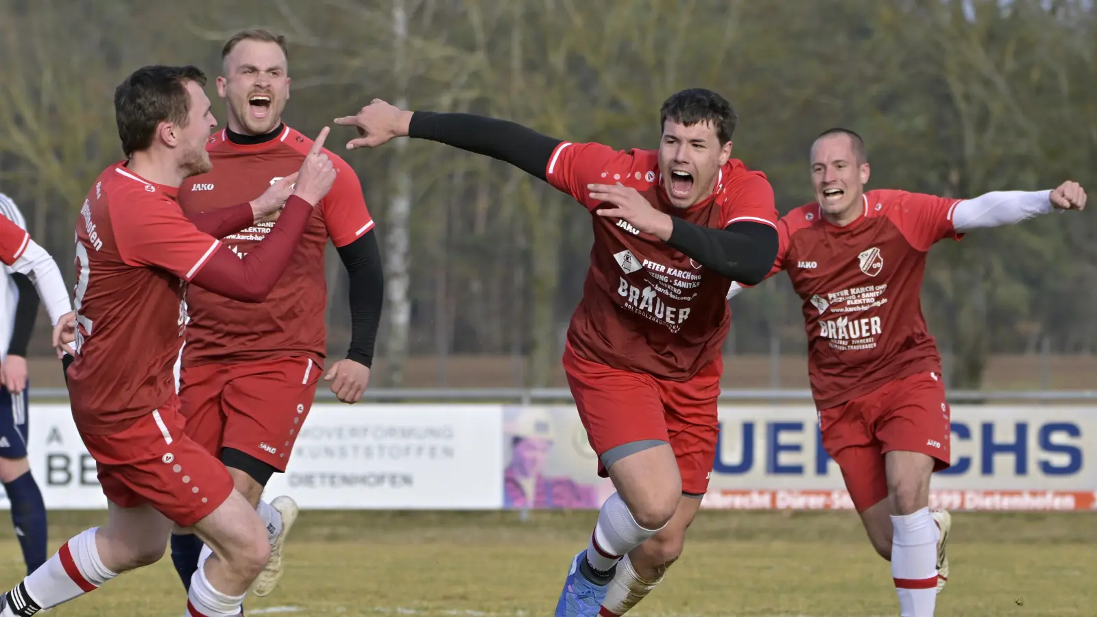 Nach dem 3:2-Sieg in der ersten Relegationsrunde gegen die SG Burk/Beyerberg hat der TV Dietenhofen am Montag die Chance, in die Kreisliga aufzusteigen. Hier jubelten die Dietenhofener Georg Weiß, Piotr Krauze, Felix Schuster (Doppeltorschütze gegen Burk/Beyerberg) und Tom Wening in einem Ligaspiel. (Foto: Martin Rügner)