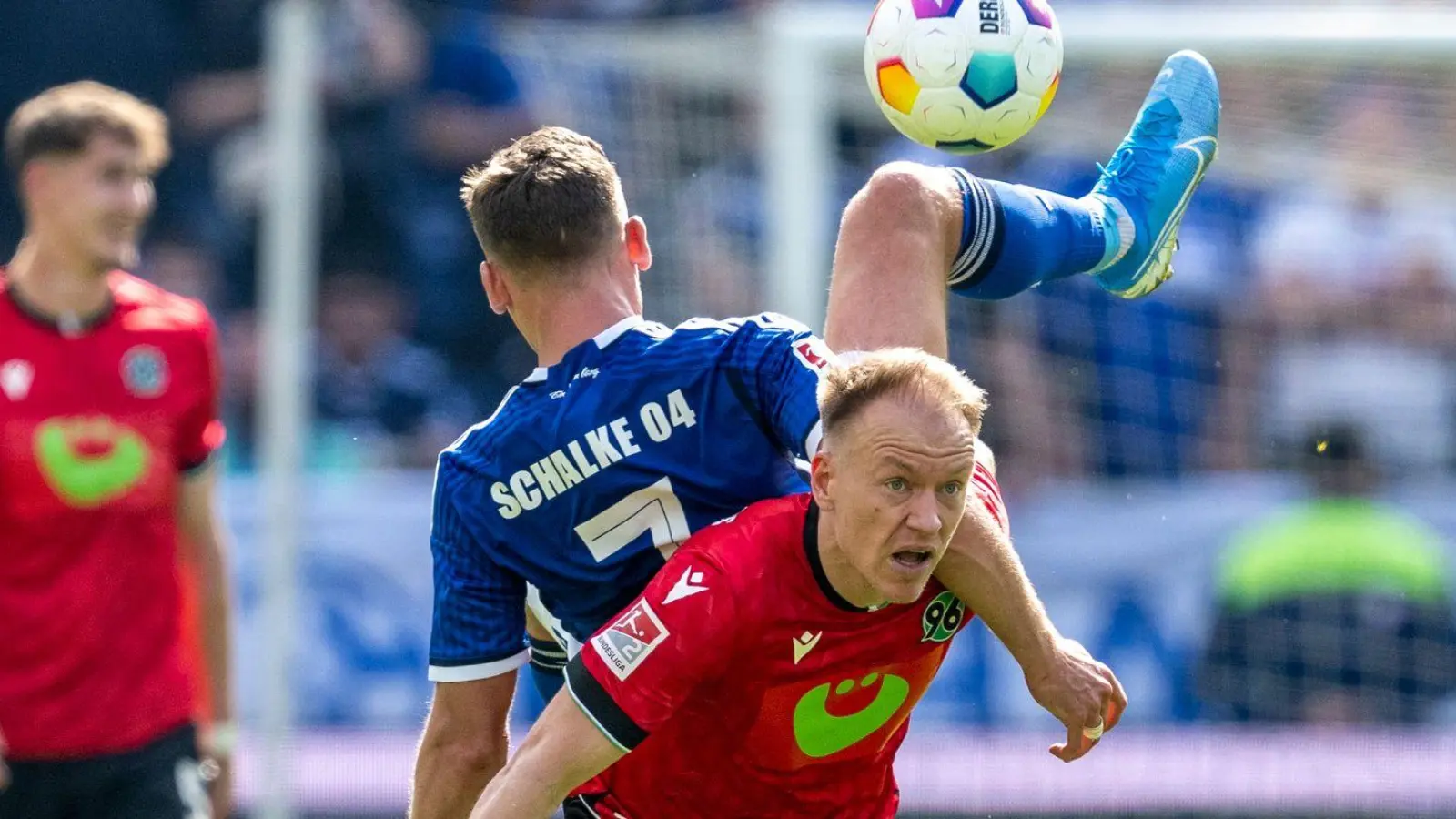 Der Schalker Paul Seguin (oben) im Zweikampf mit Hannovers Havard Nielsen. (Foto: David Inderlied/dpa)