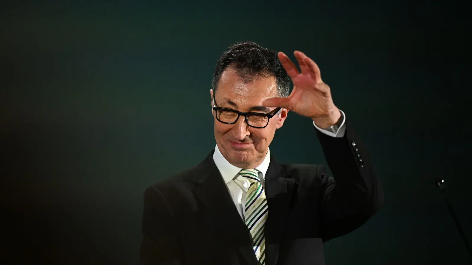 Holte auf den letzten Metern noch auf: Cem Özdemir wird wohl der nächste Ministerpräsident in Baden-Württemberg.  (Foto: Bernd Weißbrod/dpa)