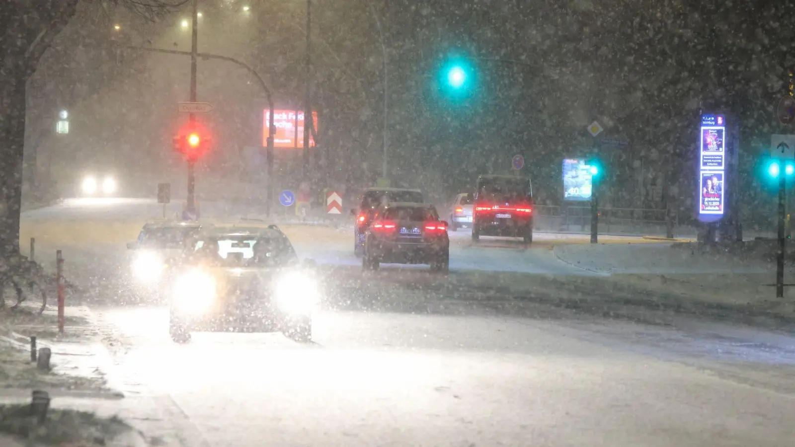 Vielerorts gab es in der Nacht den ersten Schneefall und der sorgt direkt für glatte Straßen.  (Foto: Bodo Marks/dpa)