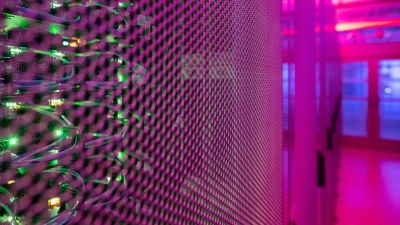 LEDs leuchten in einem Serverschrank in einem Rechenzentrum. Die Digitalwirtschaft in Deutschland wird einer Prognose des Digitalverbands zufolge in diesem Jahr um 4,3 Prozent wachsen (Symbolbild). (Foto: Sebastian Gollnow/dpa)