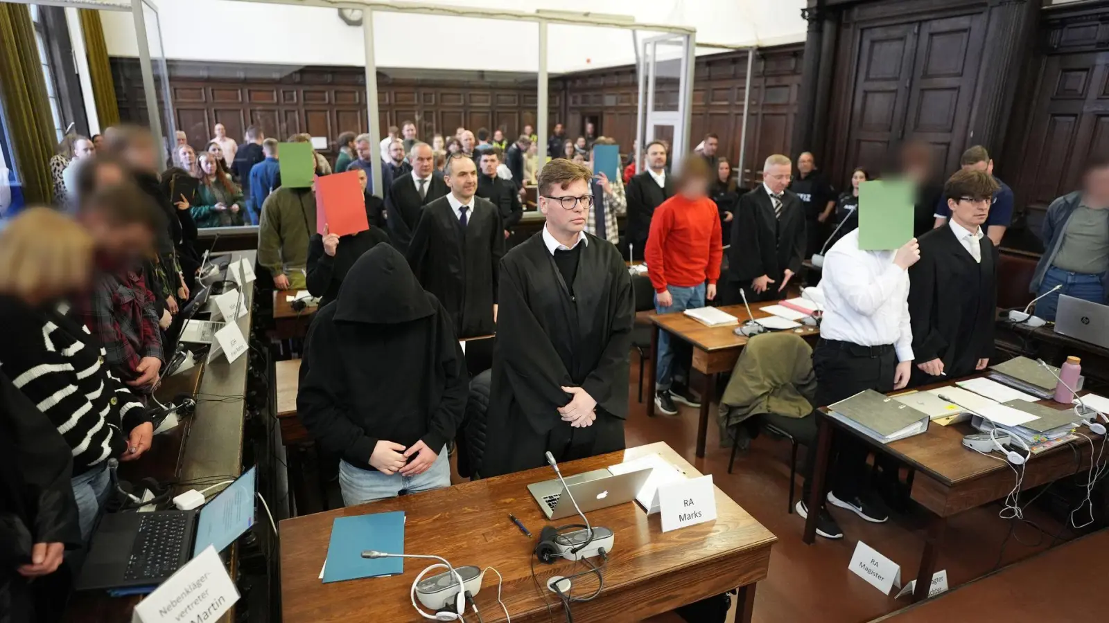 Acht Angeklagte müssen sich vor dem Staatsschutzsenat des Hanseatischen Oberlandesgerichts verantworten.   (Foto: Marcus Brandt/Pool dpa/dpa)