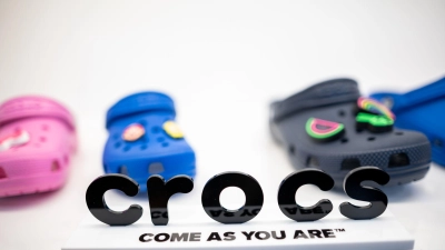 Die Crocs-Macher verschreckten die Anleger mit der Aussicht auf einen Umsatzrückgang. (Archivbild) (Foto: Fabian Strauch/dpa)