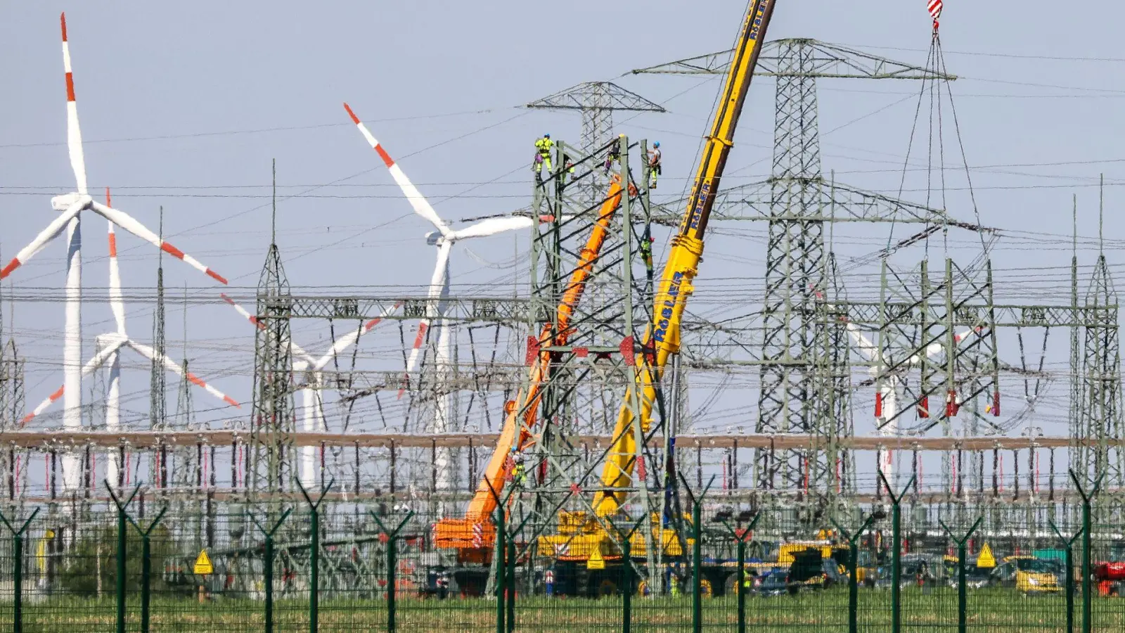 Stromnetze spielen eine zentrale Rolle bei der Energieversorgung. (Archivbild) (Foto: Jan Woitas/dpa)