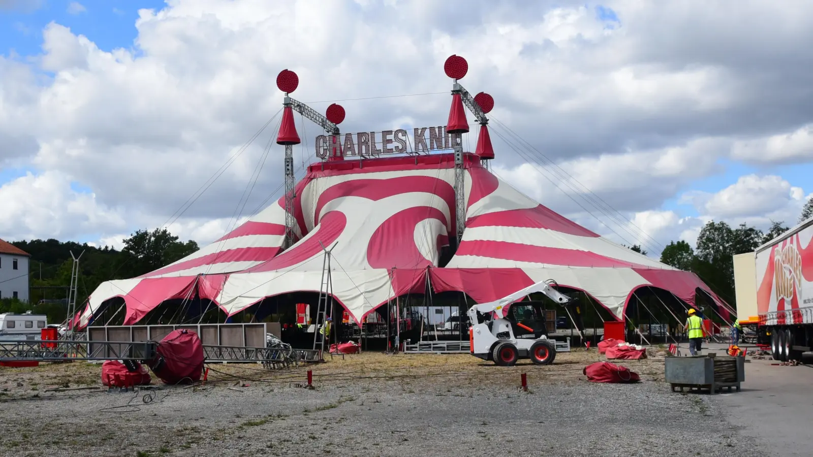 Das Zirkus-Zelt des Zirkus Charles Knie befindet sich mitten im Aufbau: Einen Tag lang dauert es, bis es steht. Dafür braucht es viele helfende Hände. (Foto: Irmeli Pohl)