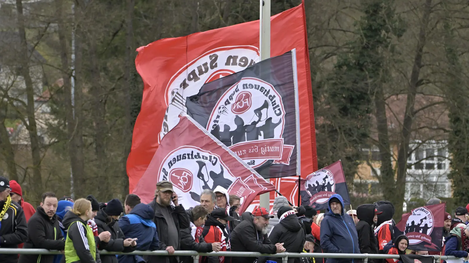 Nein, hier spielt nicht die Männermannschaft des 1. FC Nürnberg. Aber schön, dass auch die Club-Frauen so farbenfroh unterstützt werden. Diese trafen zum Derby in der 2. Bundesliga in Sachsen bei Ansbach auf den SV Weinberg. (Foto: Martin Rügner)